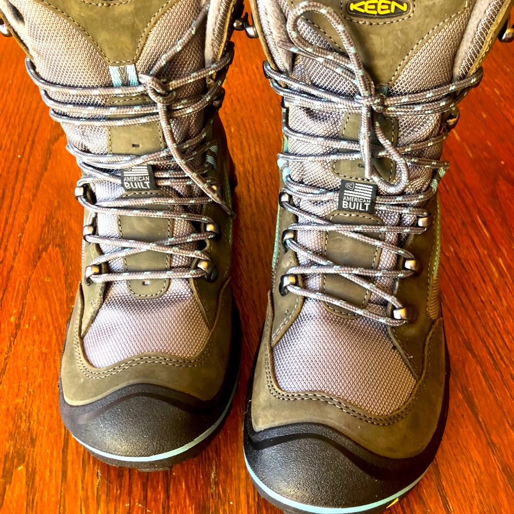 Keen Waterproof Hiking Boots~ LEFT SZ 9/ RT SZ 8